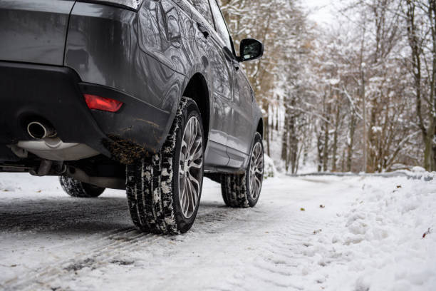 Voiture équipée de pneus neige pour rouler en hiver en toute sécurité