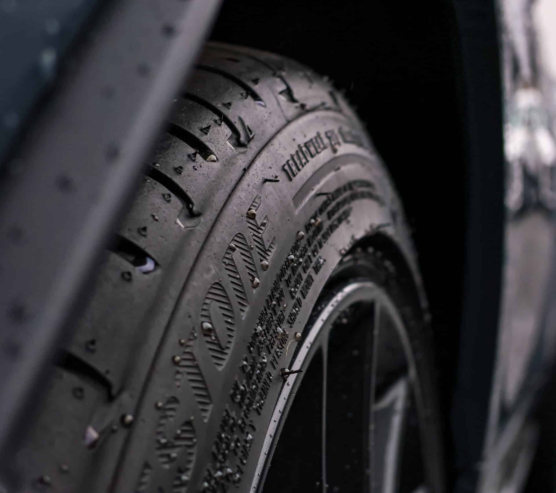 Quelles sont les principales caractéristiques à considérer lors de l’achat de pneus neufs ?